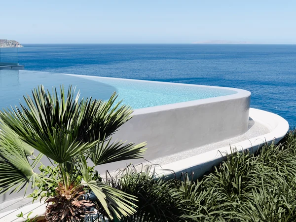 Heated infinity pool with Aegean horizon — Meltemi Villa Crete